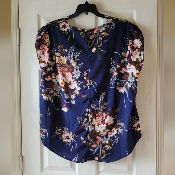 Floral Plus-Size 4x Cap sleeve blouse - Picture 7 of 8
